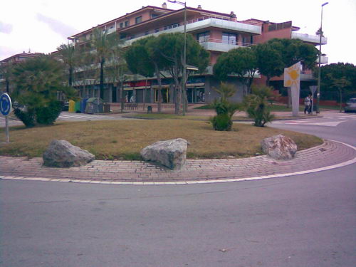 Piedras fijadas en la rotonda del cruce de la avenida del mar con la calle Tellinaires de Gavà Mar (Mayo de 2008)